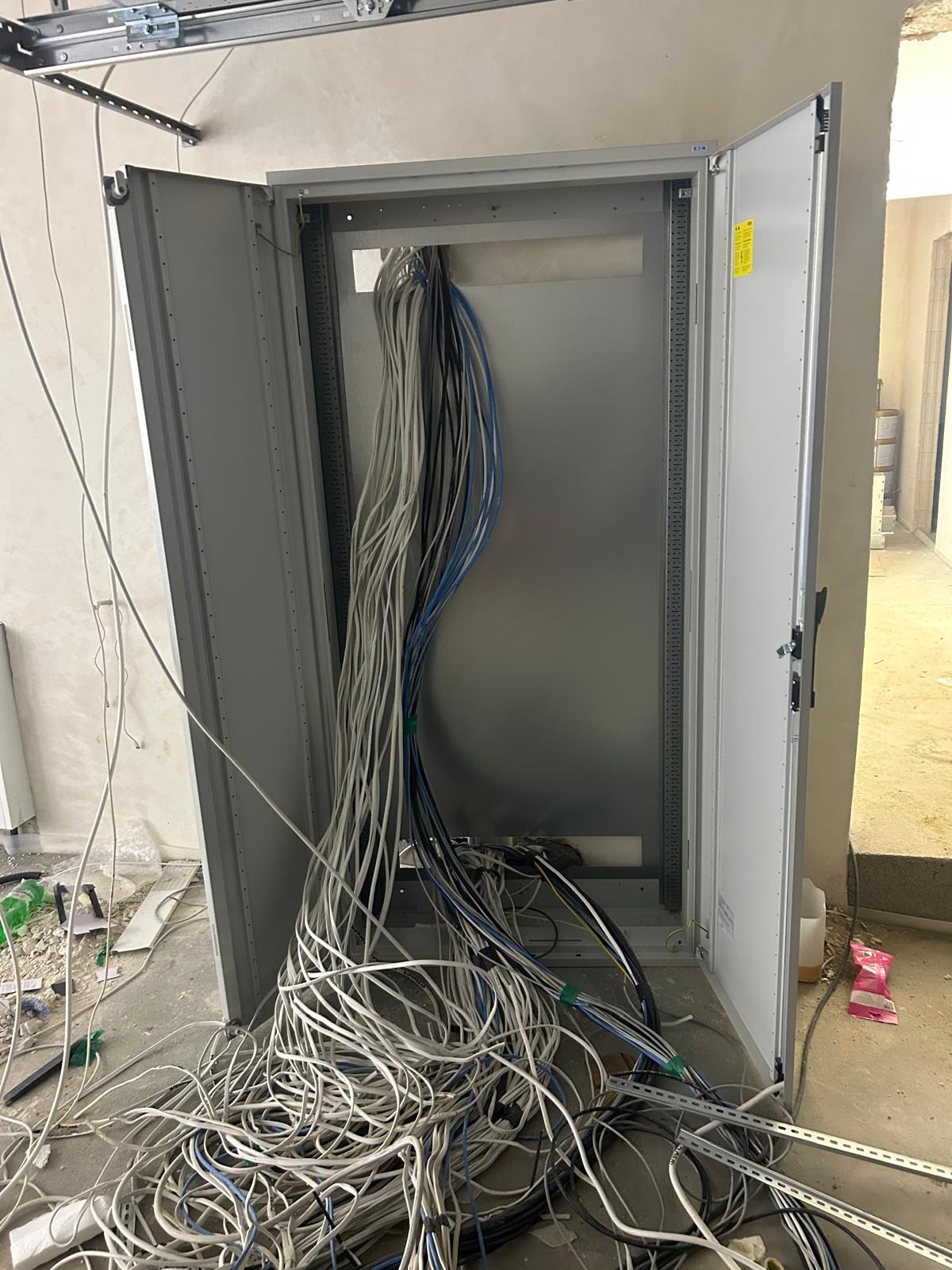 Montaż rozdzielnicy elektrycznej TALES TECH